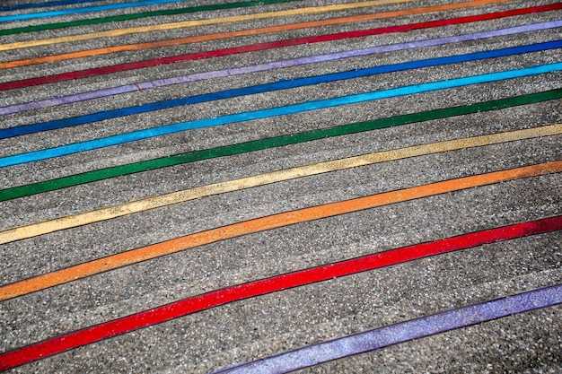 Чем отличаются полосы на летних и зимних шинах?