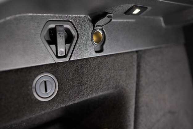 Устройство замка багажника: основные компоненты