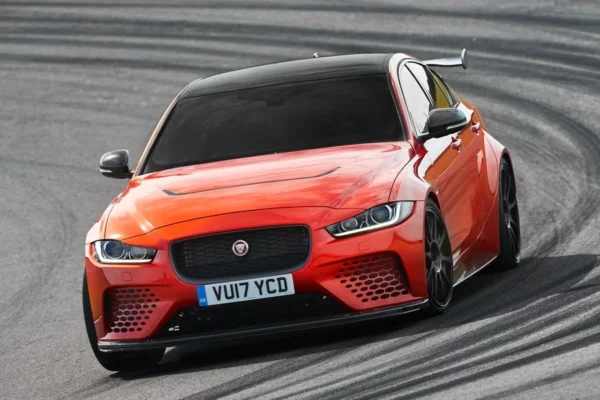 Jaguar XE SV Project 8: как семейный седан превратили в редкий трековый автомобиль