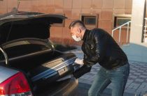 Что делать, если опорная стойка капота не удерживает капот в открытом положении?