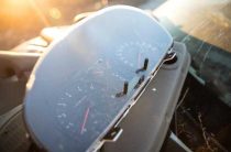 Где находится бачок омывателя лобового стекла в автомобиле — полное руководство