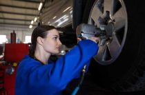 Как открутить колесную гайку — лучшие инструменты и советы