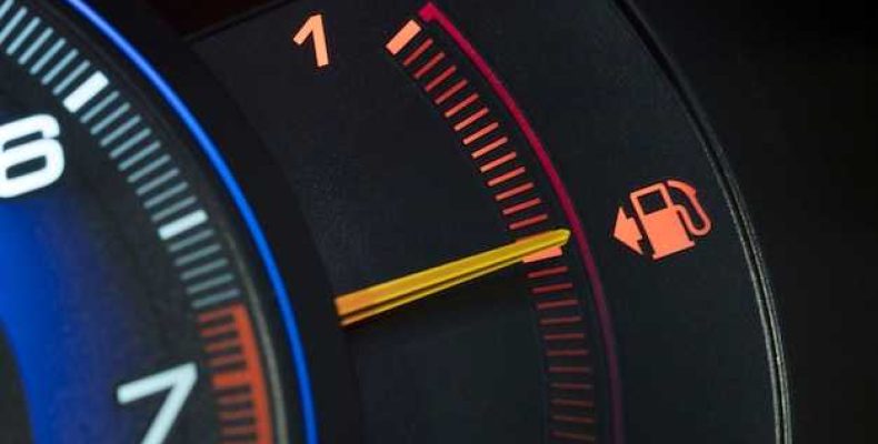 Как предохранитель датчика температуры влияет на показания на панели автомобиля