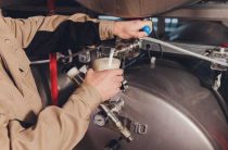 Как самостоятельно заменить лючок бензобака — пошаговая инструкция