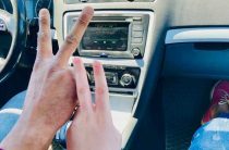 Как включит радио на магнитоле йвц