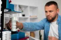 Какие материалы используются при изготовлении натяжного ролика — обзор и рекомендации