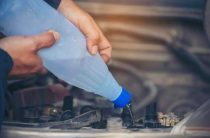 Какой объем антифриза обычно требуется для заливки системы охлаждения автомобиля?