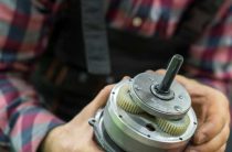 Какова функция клапанной крышки — важность и влияние на работу двигателя