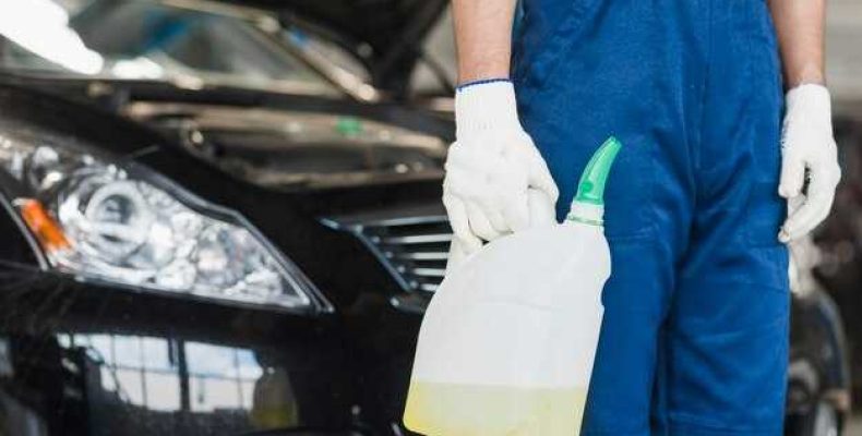 Можно ли использовать обычную воду вместо специальной жидкости для автомобилей?