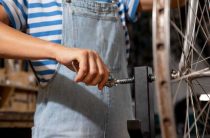 Можно ли самостоятельно заменить ролик натяжителя ремня ГРМ — пошаговая инструкция и советы