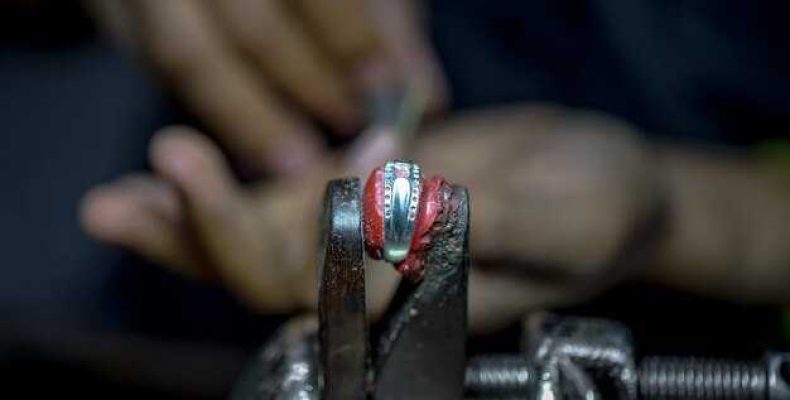 Не отворачиваются гайки на коллекторе веста