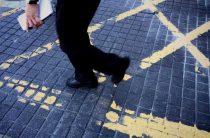 Почему скользкая поверхность может создать опасность при проезде пешеходов