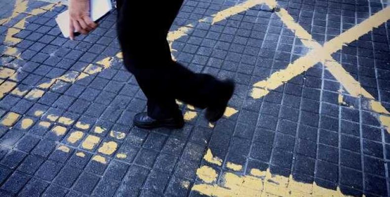 Почему скользкая поверхность может создать опасность при проезде пешеходов