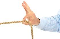 Почему трос ручника может натянуться или растянуться — причины и решения