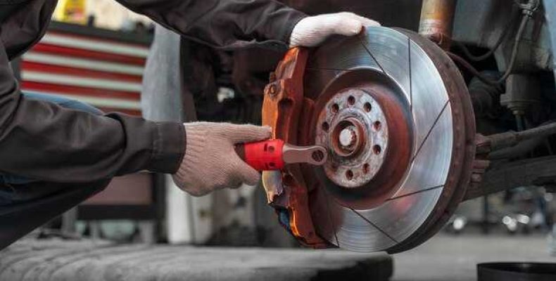 Роль пружины тормозных колодок в снижении износа — Как увеличить срок службы тормозной системы