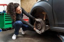 Вакуумный насос тормозной системы — Зачем он нужен и как работает?