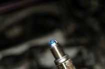 Влияние состояния свечи зажигания на расход топлива — что нужно знать